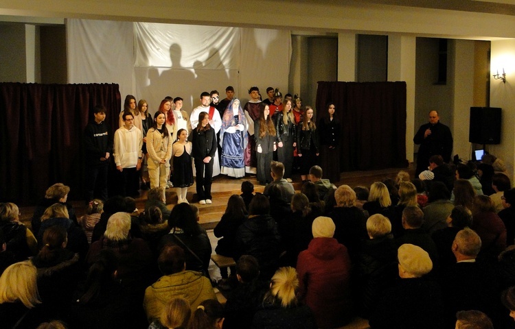 W miniony weekend misterium obejrzeli mieszkańcy Siedlisk i okolicznych miejscowości. Okazja, by je zobaczyć, nadarzy się jeszcze m.in. w Niedzielę Palmową. Jezus idący drogą krzyżową towarzyszy naszym trudom, wyborom, zmaganiom