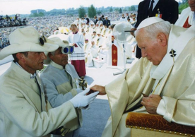Jan Paweł II podczas Mszy św. na sandomierskich błoniach.