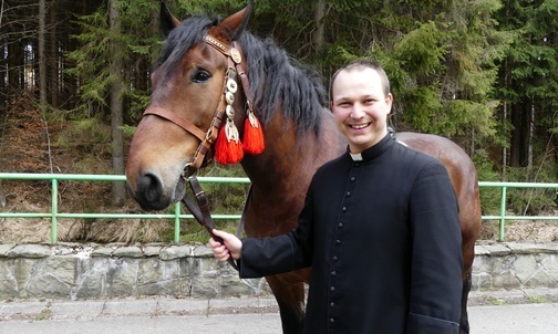 Ks. Wojciech Kamiński zachęcił ósmoklasistów do przygotowania misyjnej akcji charytatywnej.