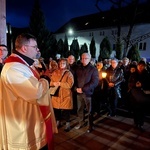 Nowa Ruda Słupiec. Droga Krzyżowa z symbolami ŚDM