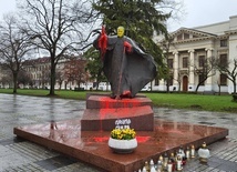 W nocy zniszczono pomnik Jana Pawła II przed łódzką katedrą