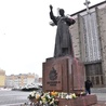 Pomnik św. Jana Pawła II został oblany czerwoną farbą.
