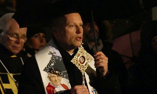 Ks. Piotr Leśniak, kapelan Rycerzy św. Jana Pawła II z relikwiami ich patrona.