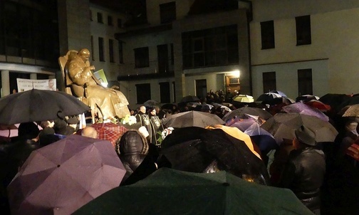 Mimo rzęsistego deszczu bielszczanie licznie przyszli pod pomnik św. Jana Pawła II.