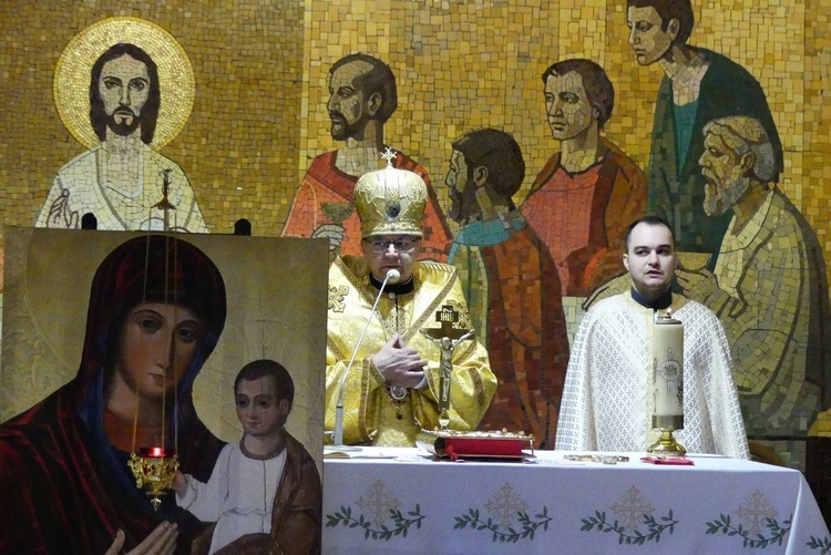 Abp Eugeniusz Popowicz i ks. Dmytro Fedluk w kaplicy kościoła Chrystusa Króla na Leszczynach.