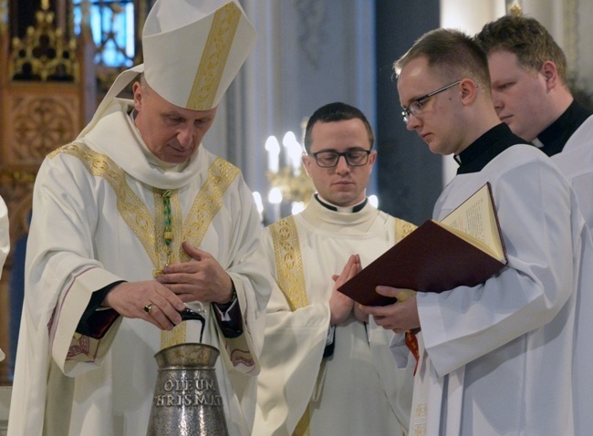 Msza św. Krzyżma z poświęceniem olejów w radomskiej katedrze