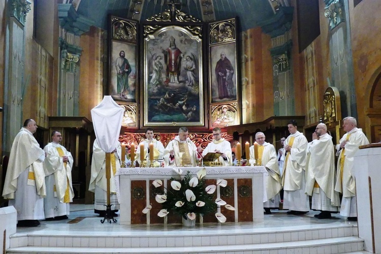 Księża z bp. Romanem Pindlem podczas liturgii Wiekiego Czwartku w bielskiej katedrze.