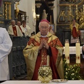 Podczas Mszy św. w katedrze biskup Andrzej F. Dziuba poświęcił olej krzyżma.