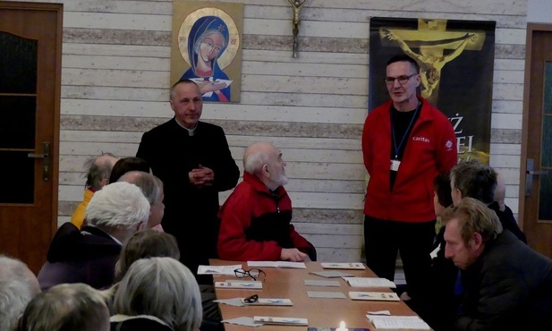 Ks. Andrzej Gawlas i wicedyrektor Caritas Grzegorz Giercuszkiewicz byli gośćmi uczestników spotkań "Wieczernika".