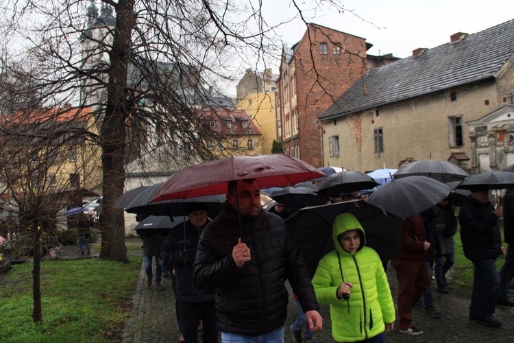Wielkopiątkowa procesja mężczyzn w Głogówku