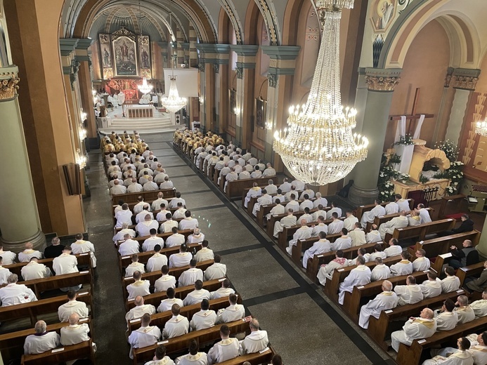 W katedrze modliło się kilkuset kapłanów.