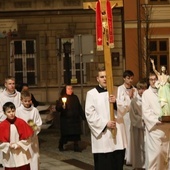 Na czele procesji rezurekcyjnej niesiona była wraz z krzyżem figura Zmartwychwstałego. 