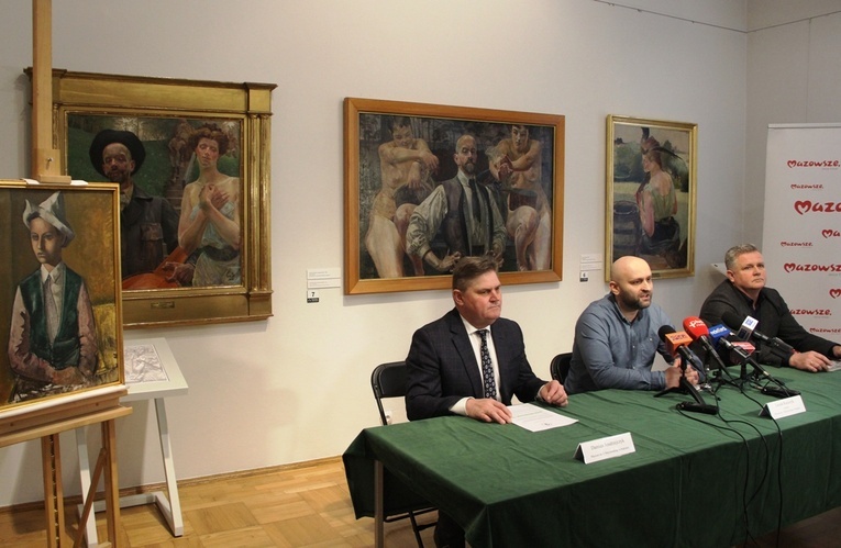 O wystawie opowiada Damian Jendrzejczyk (w środku). Obok siedzą Leszek Ruszczyk (z lewej) i Adam Duszyk, zastępca dyrektora Muzeum im. J. Malczewskiego.