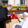 Papież Franciszek błogosławi insygnia królewskie oraz różę dla Matki Bożej Pocieszenia.