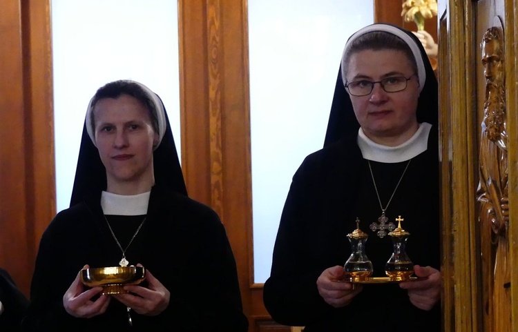 Kęckie siostry podczas Mszy św. sprawowanej pod przewodnictwem bp. Piotra Gregera.