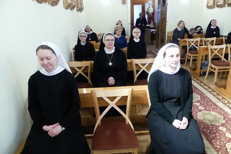 Siostry zmartwychwstanki podczas Mszy św. sprawowanej pod przewodnictwem bp. Piotra Gregera.