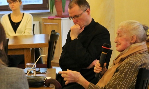 Dr Wanda Półtawska podczas spotkania w duszpasterstwie służby zdrowia w Bielsku-Białej.