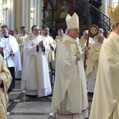 Msza św. w radomskiej katedrze pod przewodnictwem bp. Marka Solarczyka. Z prawej bp Piotr Turzyński.