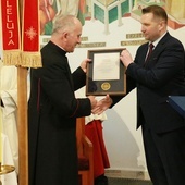 Ks. Eugeniusz Zarębiński za swoją posługę został uhonorowany odznaczeniami państwowymi.
