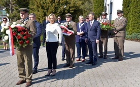 Przed rozpoczęciem konferencji min. Anna Moskwa oraz goście złożyli kwiaty pod kamieniem pamiątkowym, poświęconym leśnikom pomordowanym w Katyniu.