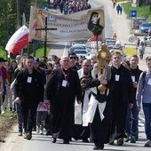 Grupa św. Faustyny jako pierwsza niosła Najświętszy Sakrament. Na początkowym etapie wędrówki pielgrzymował także bp Piotr Greger.