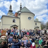 Msza św. w Hałcnowie na rozpoczęcie 11. diecezjalnej pielgrzymki dp Łagiewnik - 2023