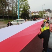 Biało-czerwona niesiona była ulicami Skierniewic. W wielu miejscowościach ozdobiła także fasady budynków, latarnie uliczne i balkony mieszkańców.