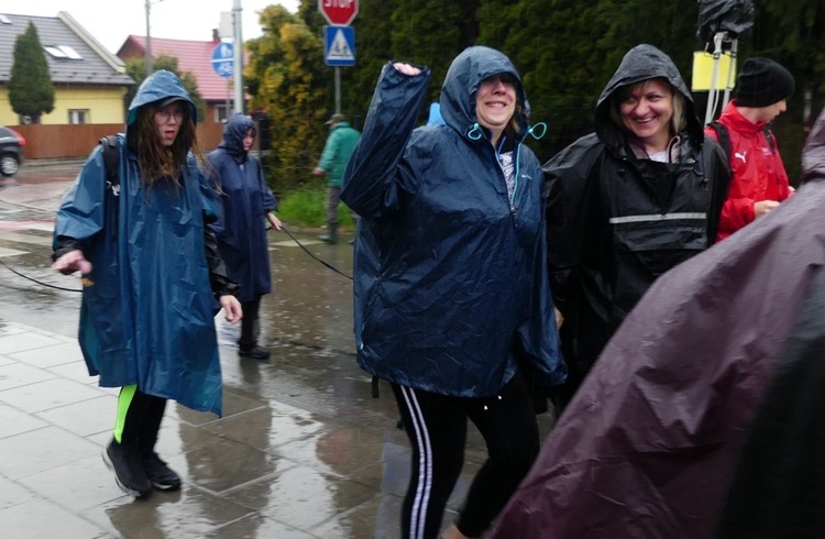 Pielgrzymi w deszczowym Radziszowie - III dzień w drodze do Łagiewnik