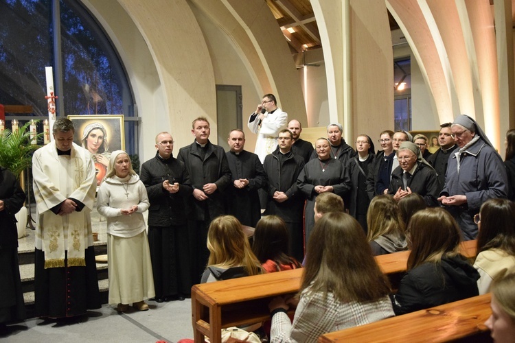 W spotkaniu uczestniczyli biskupi łowiccy, kapłani i siostry zakonne.