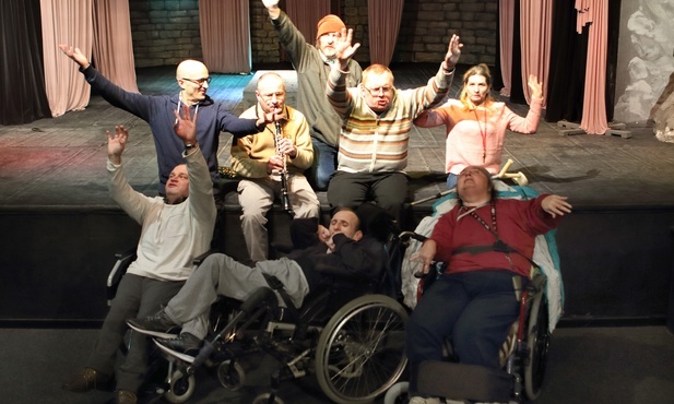 Teatr Exit - osoby z niepełnosprawnościami i artystów z dorobkiem łączy pasja do sztuki, filmu i muzyki