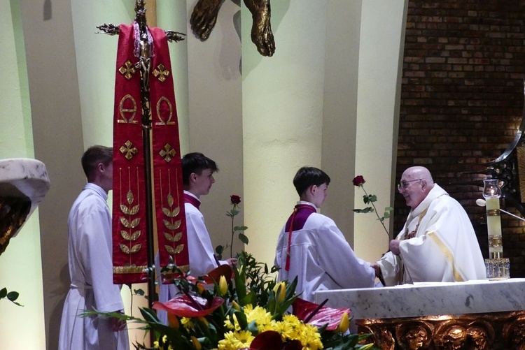 Prymicyjna stuła ks. prałata Jerzego Fryczowskiego na krzyżu w kościele na os. Karpackim.