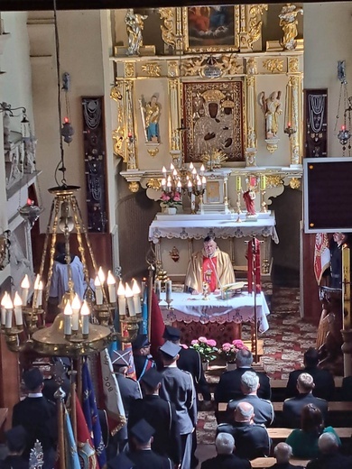 Strażacy uczestniczyli w uroczystej Eucharystii. 