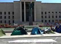 Włochy. Studencki protest namiotowy przeciwko kosztom wynajmu kwater