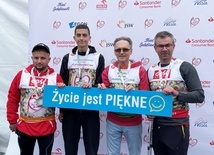 Drużyna "Gościa Niedzielnego" tuż po biegu. Pierwszy z lewej: ks. Adam Bilski; pierwszy z prawej: Piotr Sudoł, przedstawiciel redakcji.