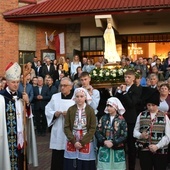 Procesja ulicami rozpoczęła się po Mszy św. sprawowanej w parafialnym kościele.