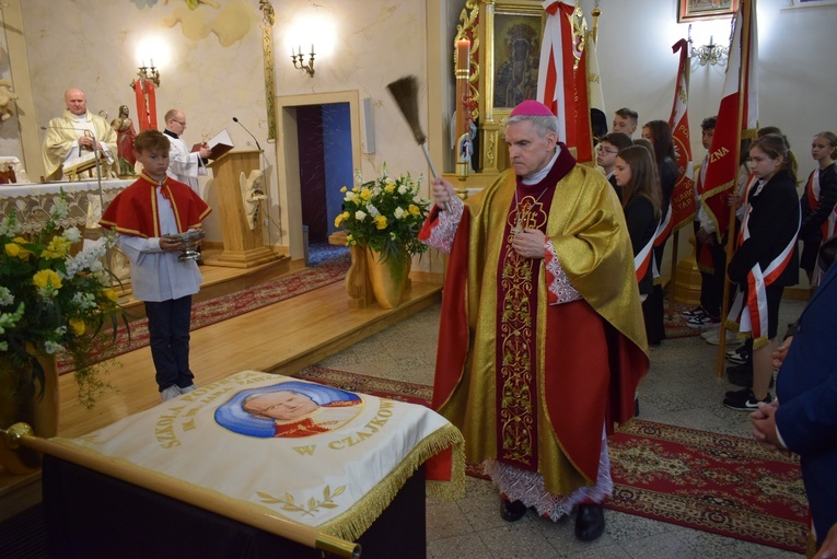 Uroczystościom przewodniczył biskup ordynariusz.