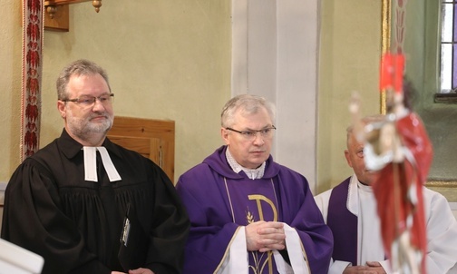W ostatnim pożegnaniu uczestniczyli m.in. dziekan skoczowski ks. kan. Ignacy Czader i przedstawiciel skoczowskiej parafii ewangelicko-augsburskiej Bogusław Czyż.