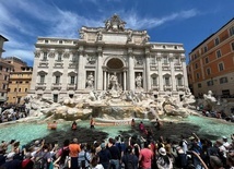 Czarna woda w fontannie di Trevi w Rzymie - kolejna akcja przeciwników paliw kopalnych