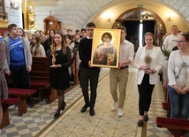 Młodzi wnieśli do kościoła ikonę Jezusa Chrystusa peregrynującą w czasie diecezjalnych dni młodzieży.