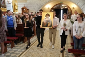 Młodzi wnieśli do kościoła ikonę Jezusa Chrystusa peregrynującą w czasie diecezjalnych dni młodzieży.