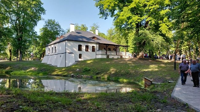 Tak się prezentują dworek i park po modernizacji.