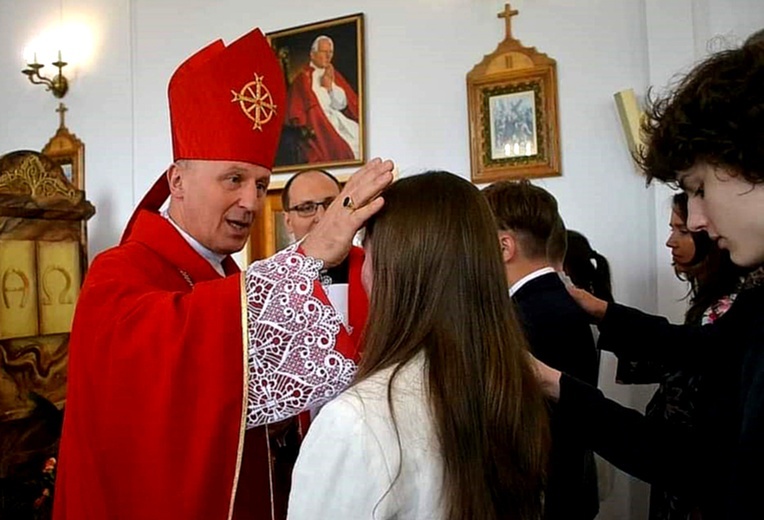 Bp Marek Solarczyk, który przewodniczył rocznicowej Mszy św., udzielił młodzieży sakramentu bierzmowania.