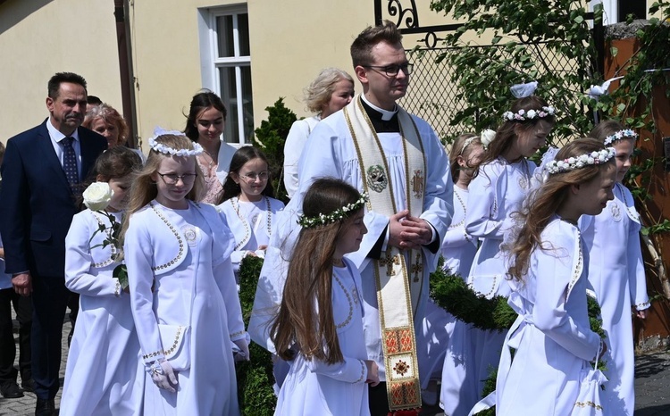 Dzieci pierwszokomunijne przyprowadziły ks. Michała do zebrzydowickiego kościoła.