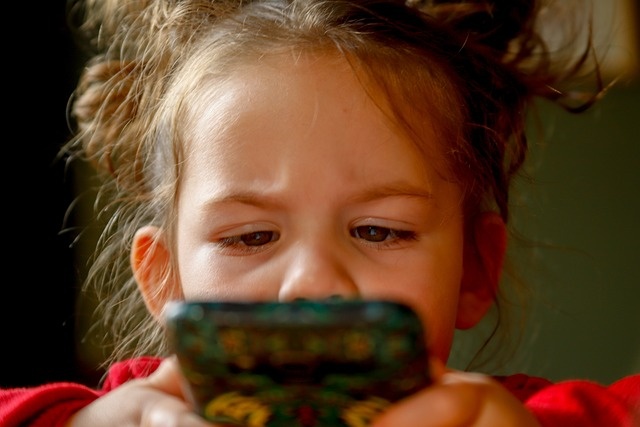 Prof. Monika Przybysz: kiedy wręczamy dziecku smartfona, musimy być gotowi na problemy