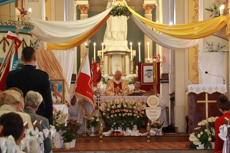 Społeczność szkolna tak ważne wydarzenie rozpoczęła Mszą św. w parafii św. Mikołaja w Dzierzbicach.