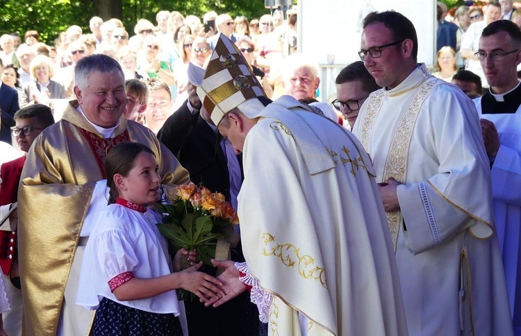 Górale z Trójwsi złożyli bp. Romanowi Pindlowi życzenia z okazji 40-lecia kapłaństwa. 