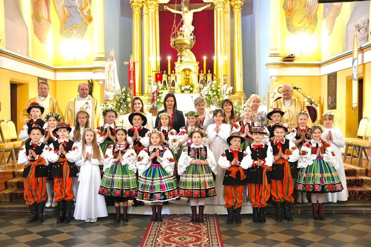 W diecezji łowickiej w wielu parafiach dzieci do sakramentu przystąpiły w strojach ludowych. Nawiązując tym samym do tradycji, wiary i kultury regionu. Tak było m.in. w Kocierzewie.