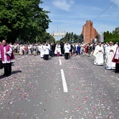 Procesja Bożego Ciała ulicą Mickiewicza.