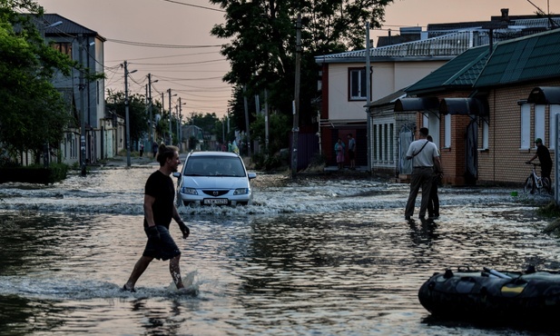 Ukraina: po wysadzeniu zapory na Dnieprze w obwodzie chersońskim pod wodą 1852 domy, ewakuowano 1,5 tys. osób