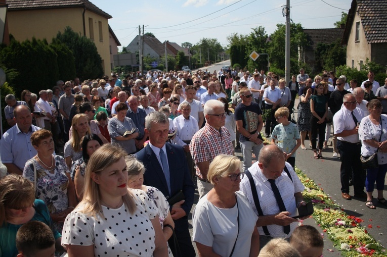 Procesja Bożego Ciała po kwietnych dywanach w Zalesiu Śląskim